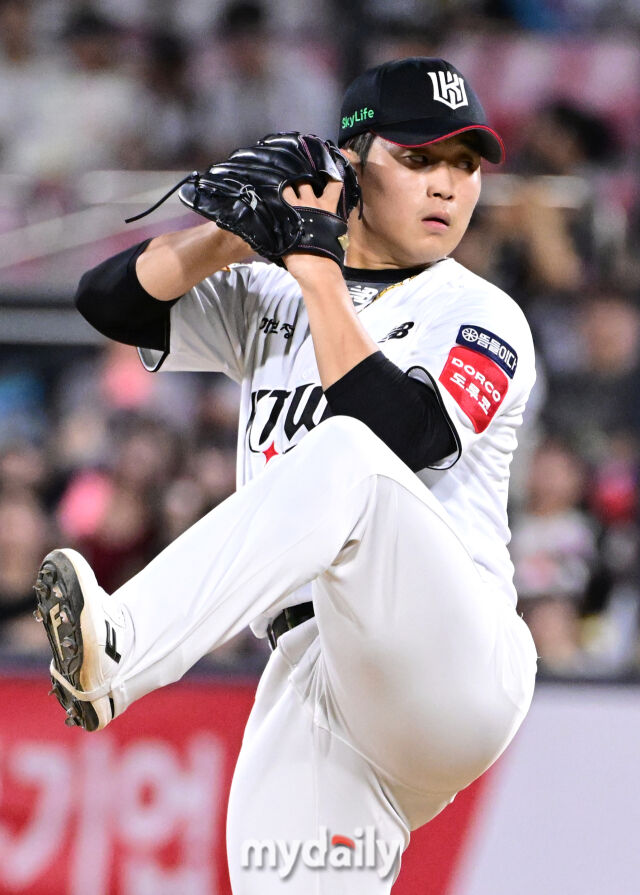 2025년 9월 3일 오후 경기도 수원KT위즈파크에서 열린 '2025 신한 SOL뱅크 KBO 리그' 롯데 자이언츠와 KT 위즈의 경기<br><br>KT 박영현이 9회초 구원등판해 역투하고 있다./수원=유진형 기자