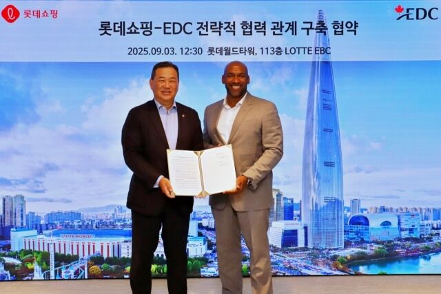 지난 3일 서울 송파구 롯데월드타워에서 열린 롯데쇼핑-EDC 전략적 협력 관계 구축 협약식에서 김상현 롯데 유통군 총괄대표 부회장(왼쪽)과 조지 모니즈 EDC 아시아·태평양 총괄 대표가 기념촬영을 하고 있다. /롯데쇼핑
