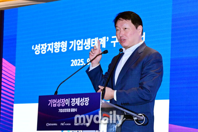 최태원 대한상의 회장이 4일 오전 서울 중구 롯데호텔 사파이어볼룸에서 진행된 기업성장포럼 출범식에서 기조연설을 하고 있다. /곽경훈 기자