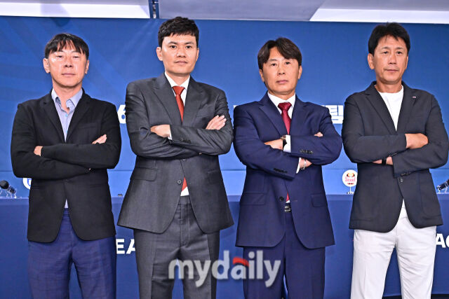 4일 서울 종로구 대한축구협회에서 진행된 '2025-26 ACL 참가 K리그 4개팀 미디어데이'.<br><br>신태용, 정경호, 김기동, 박태하(왼쪽부터) 감독이 함께 포즈를 취하고 있다.