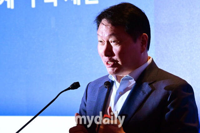 최태원 대한상의 회장이 4일 오전 서울 중구 롯데호텔 사파이어볼룸에서 진행된 기업성장포럼 출범식에서 기조연설을 하고 있다.