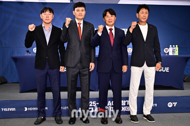 4일 서울 종로구 대한축구협회에서 진행된 '2025-26 ACL 참가 K리그 4개팀 미디어데이'.<br><br>신태용, 정경호, 김기동, 박태하 감독이 함께 파이팅 포즈를 취하고 있다.