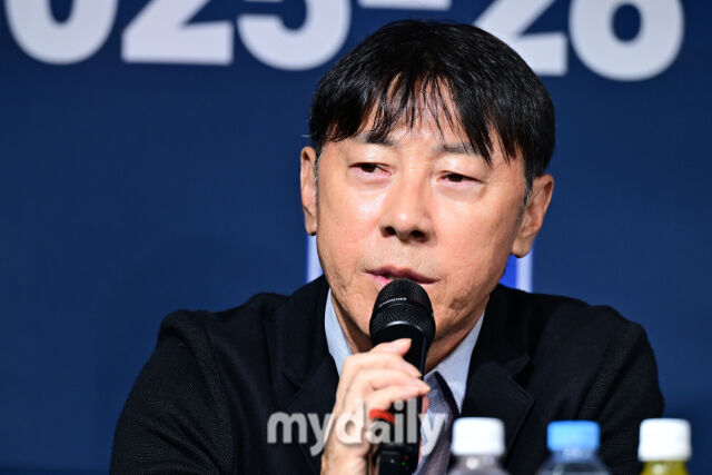 4일 서울 종로구 대한축구협회에서 진행된 '2025-26 ACL 참가 K리그 4개팀 미디어데이'.<br><br>울산 신태용 감독이 질문에 답변하고 있다.
