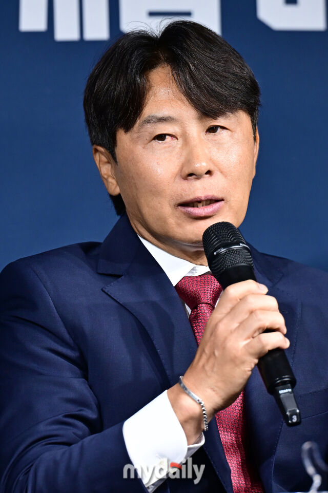 4일 서울 종로구 대한축구협회에서 진행된 '2025-26 ACL 참가 K리그 4개팀 미디어데이'.<br><br>서울 김기동 감독이 질문에 답변하고 있다.