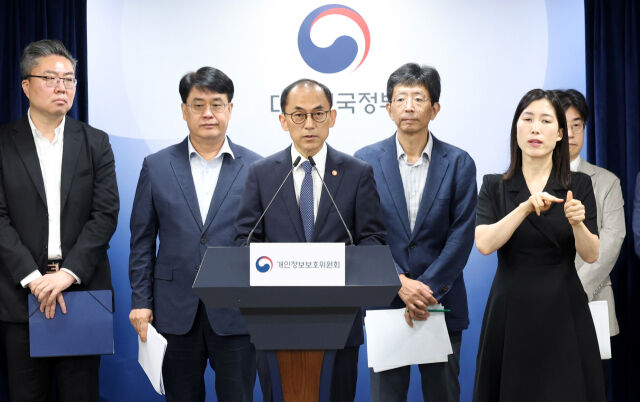 고학수 개인정보보호위원회 위원장이 지난달 28일 서울 종로구 정부서울청사에서 'SK텔레콤 개인정보 유출사고' 제재처분 의결 관련 브리핑을 하고 있다. /뉴시스
