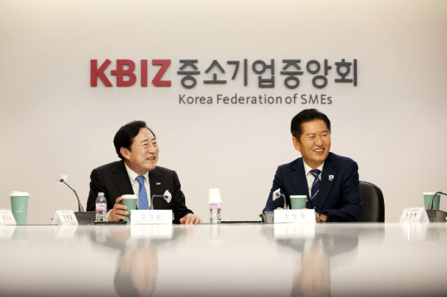 김기문 중소기업중앙회 회장(왼쪽)과 정청래 더불어민주당 당대표가 4일 중소기업중앙회에서 만나 정책 간담회를 실시했다. /중소기업중앙회