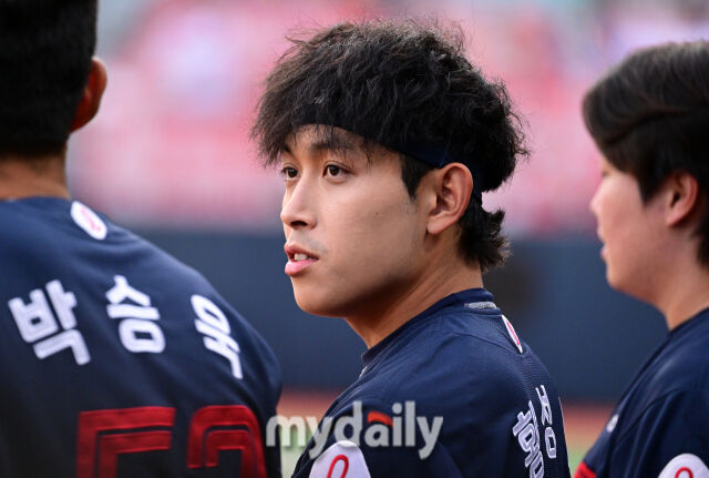 황성빈이 자신을 응원하는 어린이 팬을 보고 있다 / 수원 = 유진형 기자 zolong@mydaily.co.kr