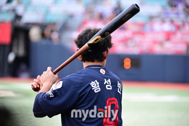황성빈이 경기 전 타격 훈련을 하고 있다 / 수원 = 유진형 기자 zolong@mydaily.co.kr