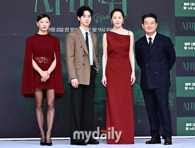 배구 이엘, 장도윤, 고현정, 조성하(왼쪽부터)가 4일 서울 양천구 목동 SBS에서 진행된 드라마 '사마귀: 살인자의 외출' 제작발표회에 참석했다.<br><br>‘사마귀’는 연쇄살인마 엄마 '정이신(고현정 분)'과 형사 아들 차수열(자옹윤 분)의 공조수사라는 역대급 소재를 치밀하게, 또 충격적으로 그리고 있다.<br>