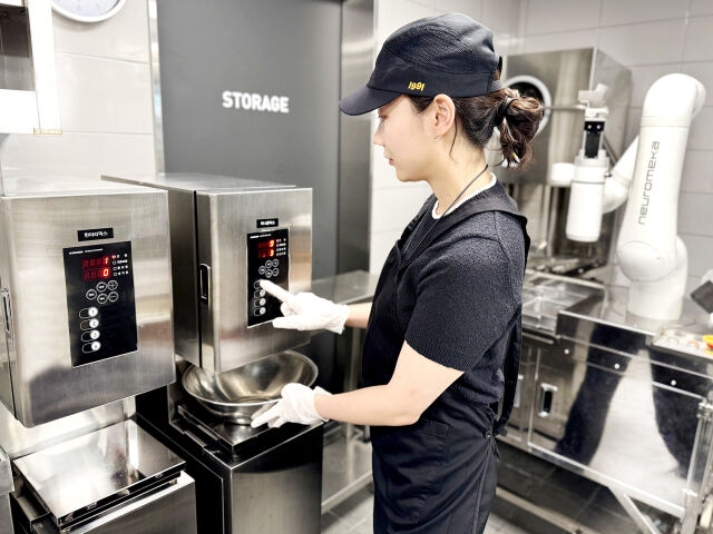 반죽 로봇 ‘배터믹스 디스펜서’. /교촌에프앤비