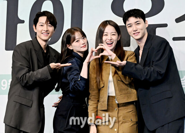 배우 송중기, 천우희, 이주명, 서지훈(왼쪽부터)이 4일 오후 서울 신도림 더링크호텔에서 진행된 JTBC 금요시리즈 '마이 유스' (극본 박시현, 연출 이상엽 고혜진) 제작발표회에서 포토타임을 갖고 있다.