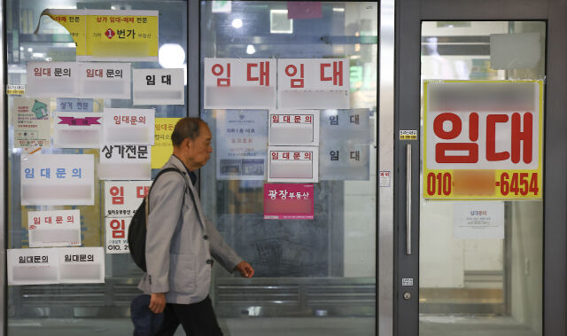 서울 송파구의 한 종합상가 점포 앞에 임대 안내문이 붙어 있다. /뉴시스