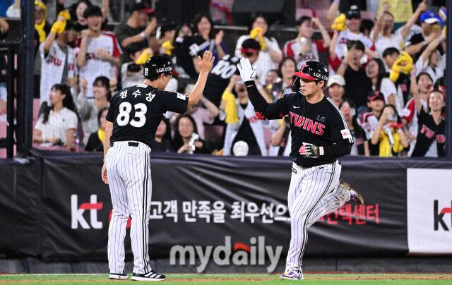 2025년 9월 4일 오후 경기도 수원KT위즈파크에서 열린 '2025 신한 SOL뱅크 KBO 리그' LG 트윈스와 KT 위즈의 경기<br><br>LG 오지환이 6회초 1사 1루서 2점 홈런을 친 뒤 기뻐하고 있다./수원=유진형 기자