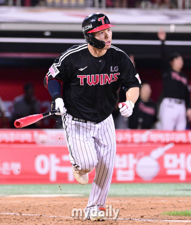2025년 9월 4일 오후 경기도 수원KT위즈파크에서 열린 '2025 신한 SOL뱅크 KBO 리그' LG 트윈스와 KT 위즈의 경기<br><br>LG 문성주가 8회초 무사 만루서 만루 홈런을 치고 있다./수원=유진형 기자