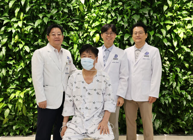 호흡기내과 박무석(주치의, 왼쪽부터), 흉부외과 양영호(집도의), 흉부외과 이진구(폐이식팀장) 교수가 환자와 함께 기념촬영을 하고 있다. /연세의료원