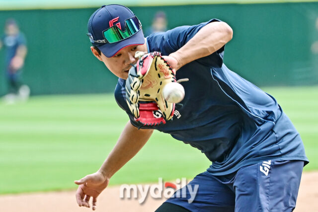 5일 인천 SSG랜더스필드에서 열린 '2025 신한 SOL BANK KBO리그' 롯데 자이언츠와 SSG 랜더스 경기. 롯데 손호영이 경기 전 수비 연습을 하고 있다./마이데일리