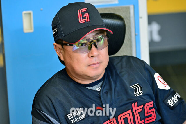 5일 인천 SSG랜더스필드에서 열린 '2025 신한 SOL BANK KBO리그' 롯데 자이언츠와 SSG 랜더스 경기. 롯데 김태형 감독이 그라운드를 바라보고 있다./마이데일리
