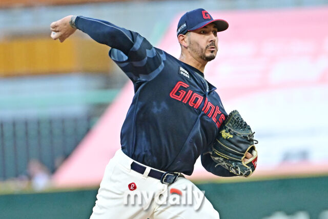 5일 인천 SSG랜더스필드에서 열린 '2025 신한 SOL BANK KBO리그' 롯데 자이언츠와 SSG 랜더스 경기. 롯데 선발 벨라스케즈가 힘차게 투구하고 있다./마이데일리