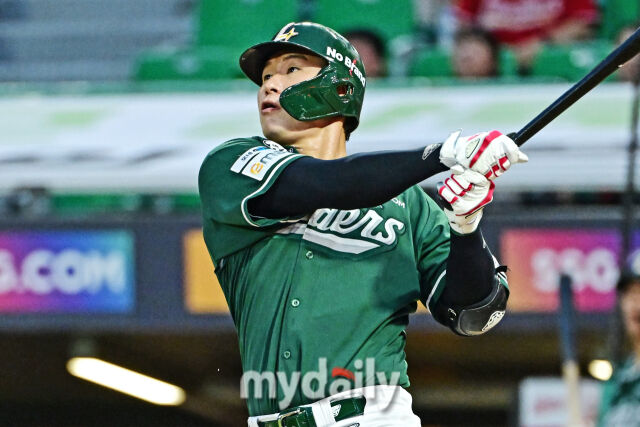5일 인천 SSG랜더스필드에서 열린 '2025 신한 SOL BANK KBO리그' 롯데 자이언츠와 SSG 랜더스 경기. SSG 류효승이 2회말 2사 1루에 선제 투런포를 치고 있다./인천 = 한혁승 기자