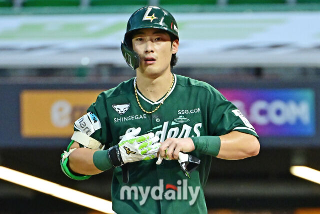 5일 인천 SSG랜더스필드에서 열린 '2025 신한 SOL BANK KBO리그' 롯데 자이언츠와 SSG 랜더스 경기. SSG 최지훈이 2회말 2사에 볼넷을 골라 출루 준비를 하고 있다./마이데일리