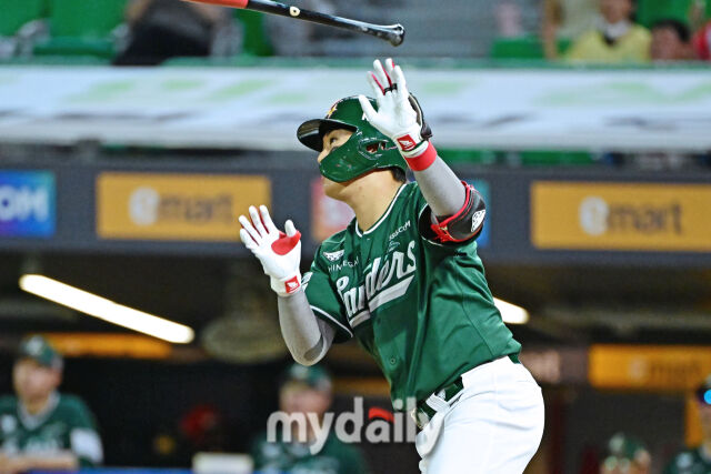 5일 인천 SSG랜더스필드에서 열린 '2025 신한 SOL BANK KBO리그' 롯데 자이언츠와 SSG 랜더스 경기. SSG 고명준이 4회 무사 2루에 투런 홈런을 치고 있다./인천 = 한혁승 기자
