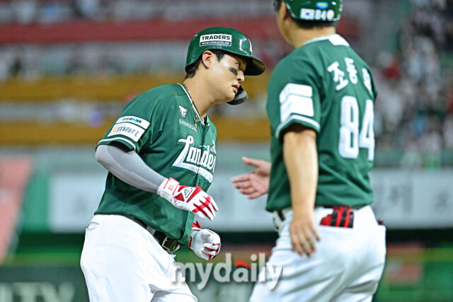 5일 인천 SSG랜더스필드에서 열린 '2025 신한 SOL BANK KBO리그' 롯데 자이언츠와 SSG 랜더스 경기. SSG 고명준이 4회 무사 2루에 투런 홈런을 친 후 그라운드를 돌고 있다./인천 = 한혁승 기자
