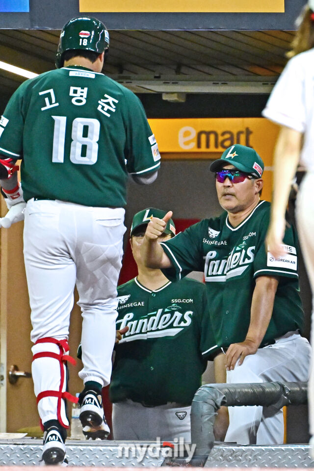 5일 인천 SSG랜더스필드에서 열린 '2025 신한 SOL BANK KBO리그' 롯데 자이언츠와 SSG 랜더스 경기. SSG 이숭용 감독이 4회 무사 2루 고명준의 투런 홈런에 함께 기뻐하고 있다./인천 = 한혁승 기자