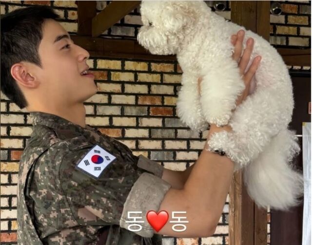 가수 겸 배우 차은우와 반려견 동동이./온라인 커뮤니티