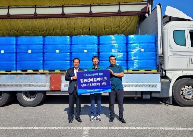 강릉테마지사 이선욱 지사장(왼쪽)과 관계자들이 강릉시 가뭄 극복 지원을 위한 생수 전달 후 기념 촬영을 하고 있다. /코레일관광개발