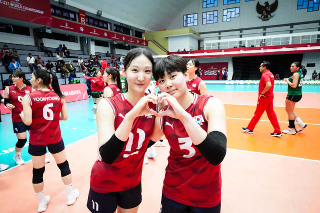 U21 대표팀에 발탁돼 세계선수권에 출전한 김세빈과 김다은./FIVB