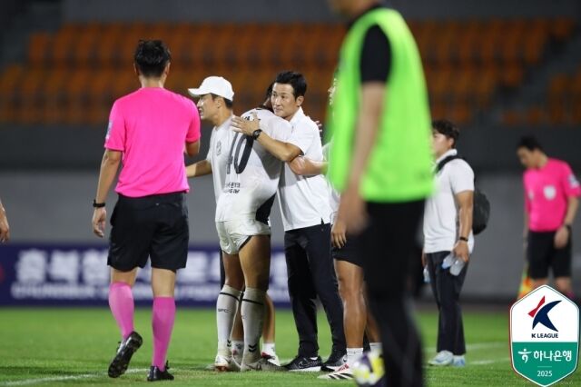 이찬동과 이을용 감독./한국프로축구연맹