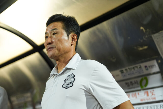 이을용 감독이 성적 부진을 이유로 경남FC 감독직을 자진 사임했다./경남FC