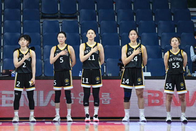KB스타즈 선수단./WKBL
