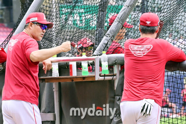 7일 오후 서울 잠실야구장에서 진행된 '2025 신한 SOL뱅크 KBO 리그' SSG-LG의 경기. 경기 전 SSG 이숭용 감독이 선수들의 타격 훈련을 보면서 코치진과 이야기를 나누고 있다./잠실 = 곽경훈 기자