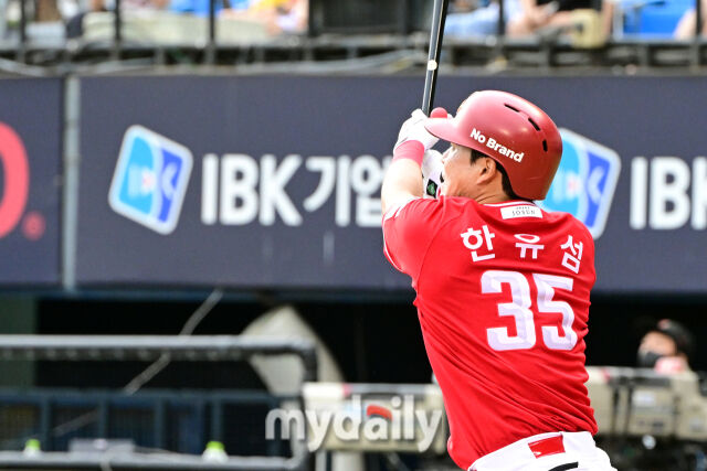 7일 오후 서울 잠실야구장에서 진행된 '2025 신한 SOL뱅크 KBO 리그' SSG-LG의 경기. SSG 한유섬이 1회말 2사 2루에서 임찬규를 상대로 투런 홈런을 때리고 있다./잠실 = 곽경훈 기자