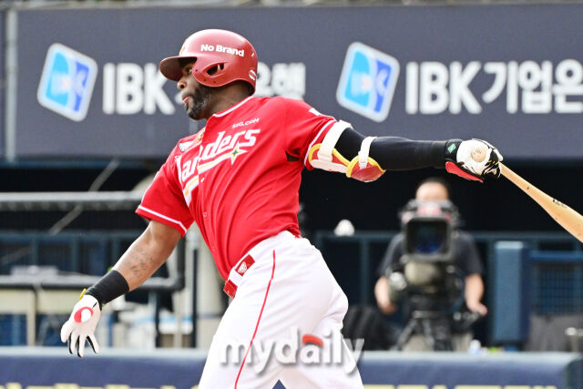 7일 오후 서울 잠실야구장에서 진행된 '2025 신한 SOL뱅크 KBO 리그' SSG-LG의 경기. SSG 에레디아가 3회초 1사 1,2루에서 1타점 적시타를 때리고 있다./잠실 = 곽경훈 기자