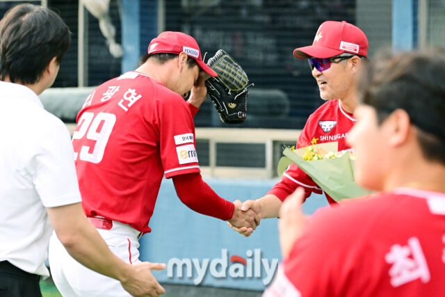 7일 오후 서울 잠실야구장에서 진행된 '2025 신한 SOL뱅크 KBO 리그' SSG-LG의 경기. SSG 선발 김광현이 3회말 1사 박해민을 상대로 2000탈삼진을 기록한 뒤 이숭용 감독에게 축하 꽃다발을 받고 있다./잠실 = 곽경훈 기자