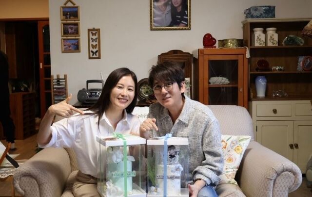 신승훈이 오는 10일 오후 6시 음원 플랫폼에 발매하는 정규 12집 '신시얼리 멜로디(SINCERELY MELODIES)'의 선공개 타이틀곡 '쉬 워스(She Was)' 뮤직비디오에 문소리가 주인공으로 나선다./신승훈 소셜미디어, 도로시컴퍼니