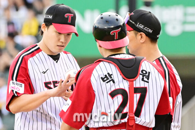7일 오후 서울 잠실야구장에서 진행된 '2025 신한 SOL뱅크 KBO 리그' SSG-LG의 경기. LG 선발 임찬규가 1회와 2회 연속 실점을 한뒤 아쉬워 하고 있다./잠실 = 곽경훈 기자