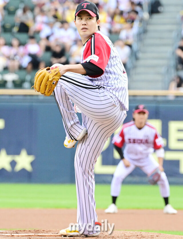 7일 오후 서울 잠실야구장에서 진행된 '2025 신한 SOL뱅크 KBO 리그' SSG-LG의 경기. LG 선발 임찬규가 역투를 펼치고 있다./잠실 = 곽경훈 기자