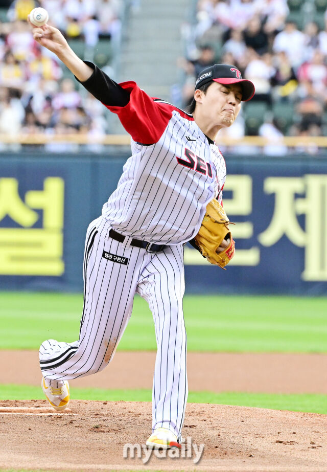 7일 오후 서울 잠실야구장에서 진행된 '2025 신한 SOL뱅크 KBO 리그' SSG-LG의 경기. LG 임찬규가 역투를 펼치고 있다./잠실 = 곽경훈 기자