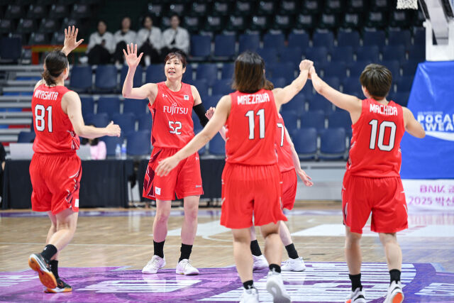 후지쯔 레드웨이브 선수단./WKBL