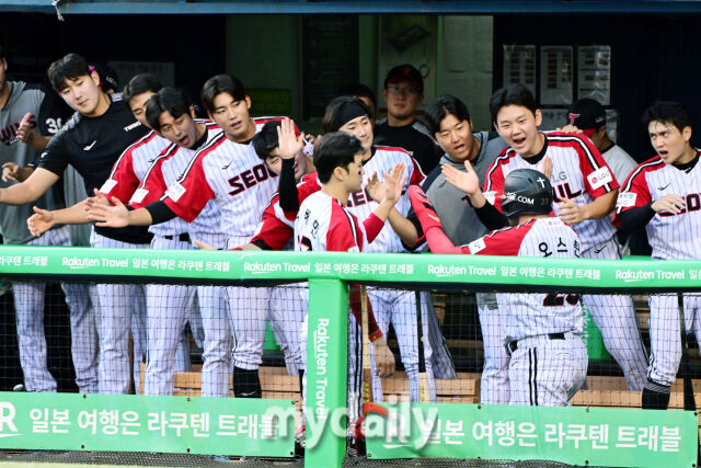 7일 오후 서울 잠실야구장에서 진행된 '2025 신한 SOL뱅크 KBO 리그' SSG-LG의 경기. LG 오스틴이 4회말 무사 3루에서 문보경의 적시타에 추가점을 올린 뒤 환호하고 있다./잠실 = 곽경훈 기자