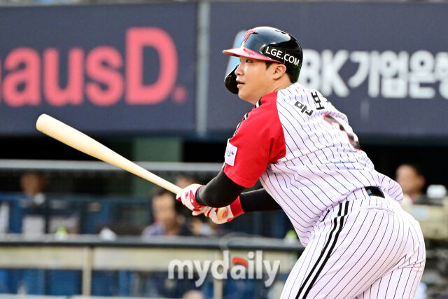 7일 오후 서울 잠실야구장에서 진행된 '2025 신한 SOL뱅크 KBO 리그' SSG-LG의 경기. LG 문보경이 4회말 무사 3에서 적시타를 때리고 있다./잠실 = 곽경훈 기자