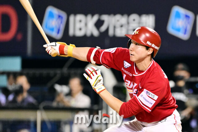 7일 오후 서울 잠실야구장에서 진행된 '2025 신한 SOL뱅크 KBO 리그' SSG-LG의 경기. SSG 박성한이 8회 2사 2,3루에서 2타점 적시타를 때리고 있다./잠실 = 곽경훈 기자