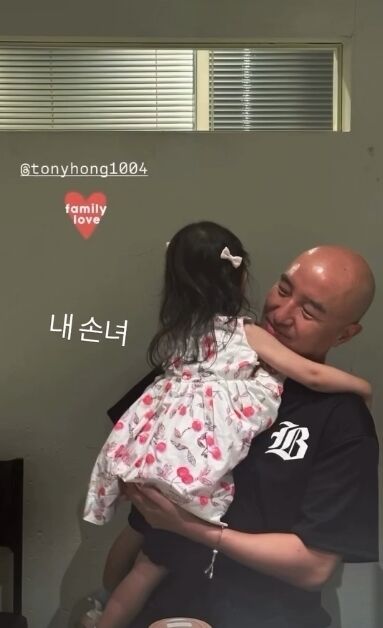 방송인 홍석천이 손녀를 품에 안고 있다. / 홍석천 인스타그램