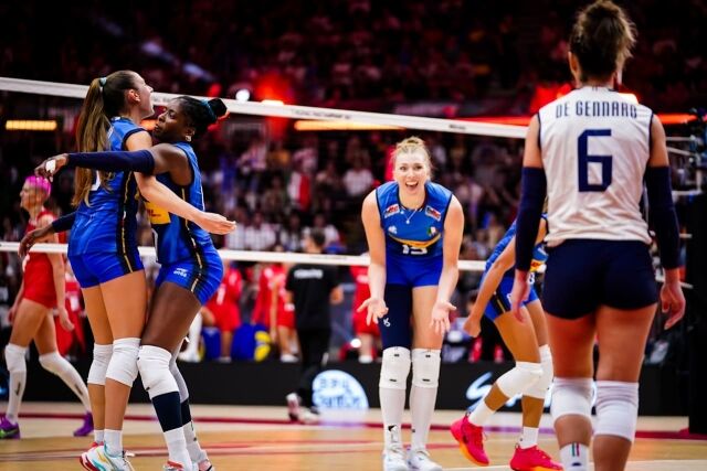환호하는 사라 파르(사진 중앙)./FIVB