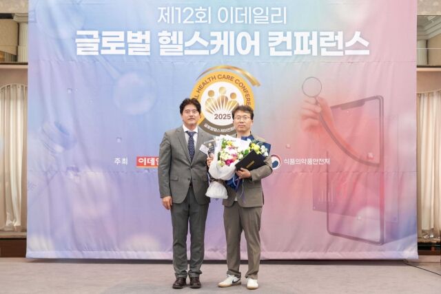 경희대병원 소아청소년과 최용성 교수(오른쪽). /경희대학교병원