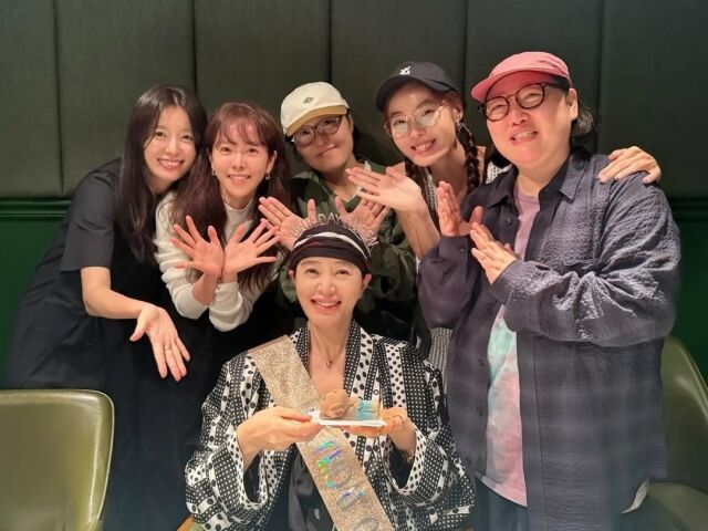 배우 김혜수의 생일파티 현장을 공개했다. / 김혜수 인스타그램