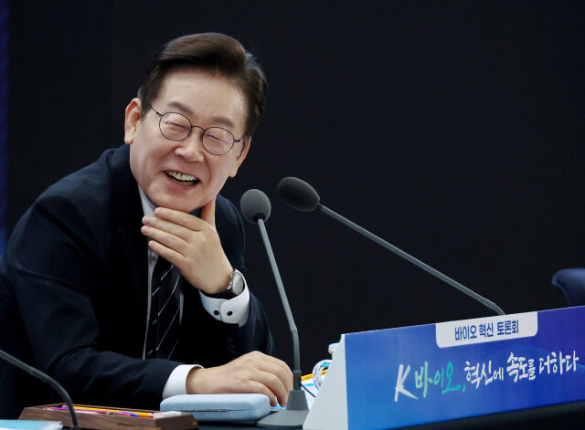 이재명 대통령이 5일 인천 송도 컨벤시아에서 열린 바이오 혁신 토론회에서 미소 짓고 있다. /뉴시스